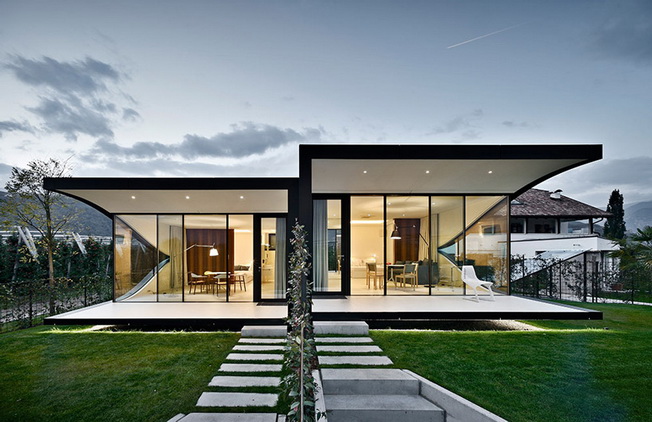 Casas espejadas que reflejan colinas paisajísticas