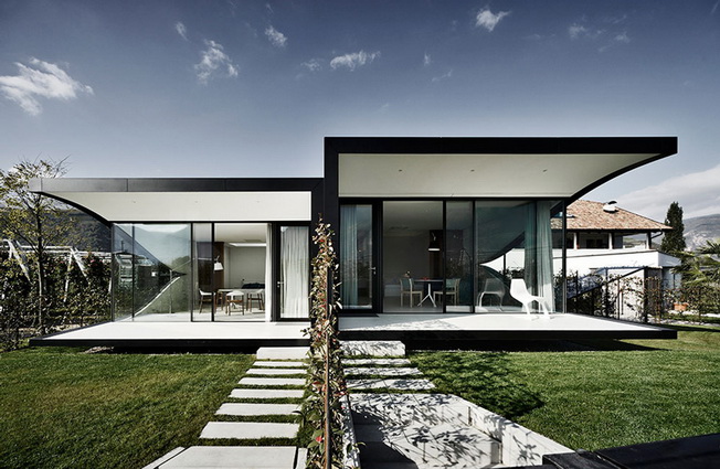 Casas espejadas que reflejan colinas paisajísticas