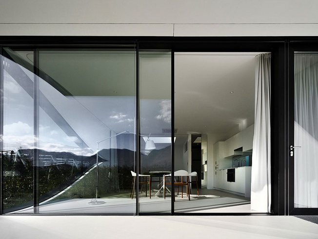 Casas espejadas que reflejan colinas paisajísticas
