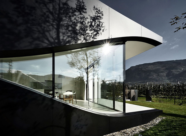 Casas espejadas que reflejan colinas paisajísticas