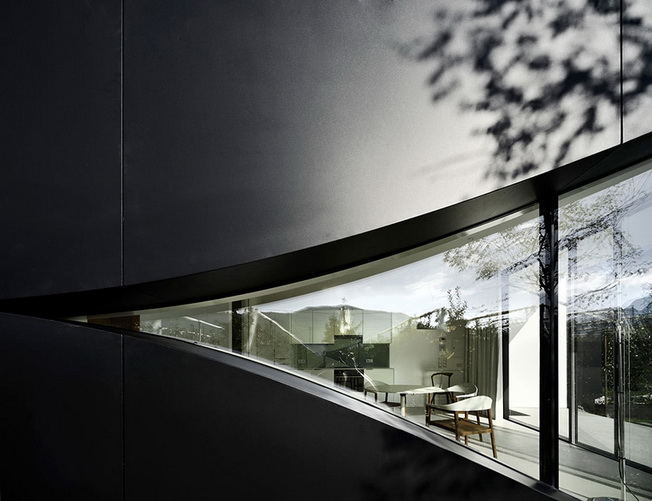 Casas espejadas que reflejan colinas paisajísticas