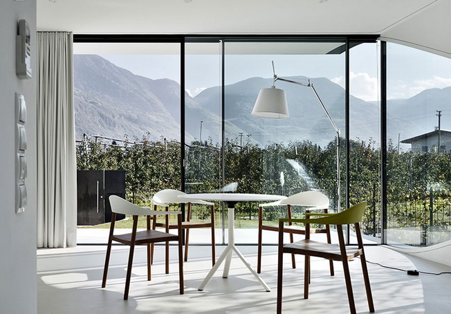 Casas espejadas que reflejan colinas paisajísticas