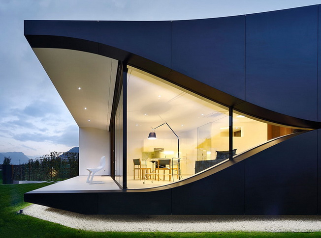 Casas espejadas que reflejan colinas paisajísticas