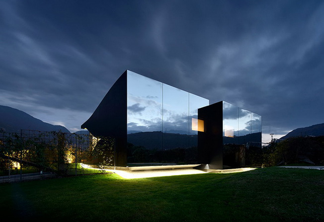 Casas espejadas que reflejan colinas paisajísticas